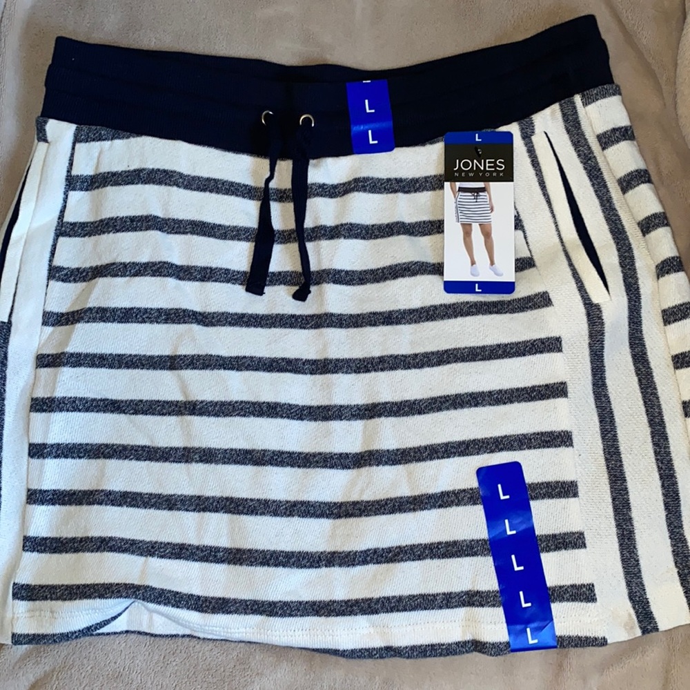 White/dark blue skirt with shorts
